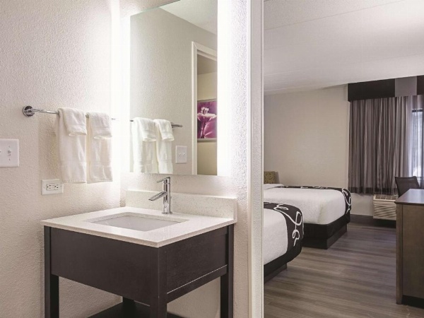 La Quinta Inn & Suites by Wyndham Baltimore N/White Marsh image 10