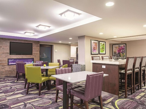 La Quinta Inn & Suites by Wyndham Baltimore N/White Marsh image 6